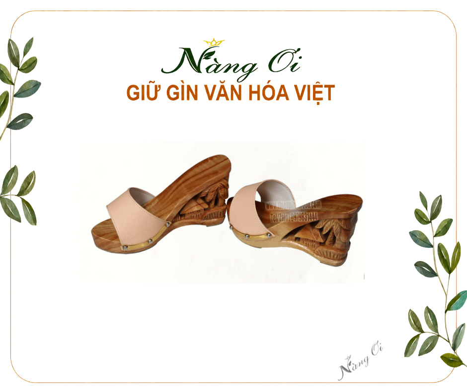 Guốc được chạm khắc làng quê với hình ảnh ngôi nhà và cây dừa đầy hoài niệm